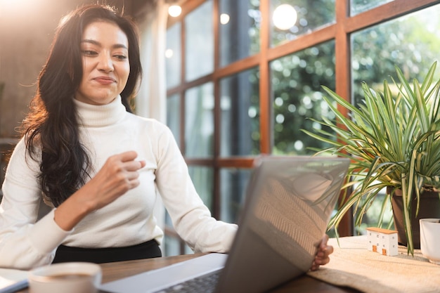 Giovane donna freelance di affari asiatici che utilizza il computer portatile per lavorare sul posto di lavoro del cyberspazio online persona femminile in felice stile di vita moderno donna d'affari che lavora nella tecnologia dell'ufficio remoto digitale