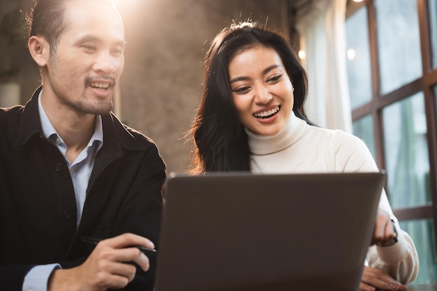 Giovane donna freelance di affari asiatici che utilizza il computer portatile per lavorare sul posto di lavoro del cyberspazio online persona femminile in felice stile di vita moderno donna d'affari che lavora nella tecnologia dell'ufficio remoto digitale