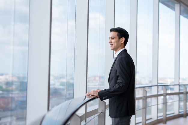 Foto il giovane uomo d'affari asiatico sta distogliendo lo sguardo, concetto di business intelligente.