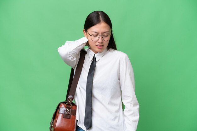 首の痛みで孤立した背景に若いアジア ビジネス女性