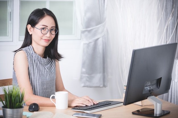 若い、アジア人、ビジネス、女、コンピュータ、仕事