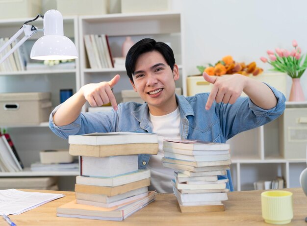 Photo young asian businessman working at home