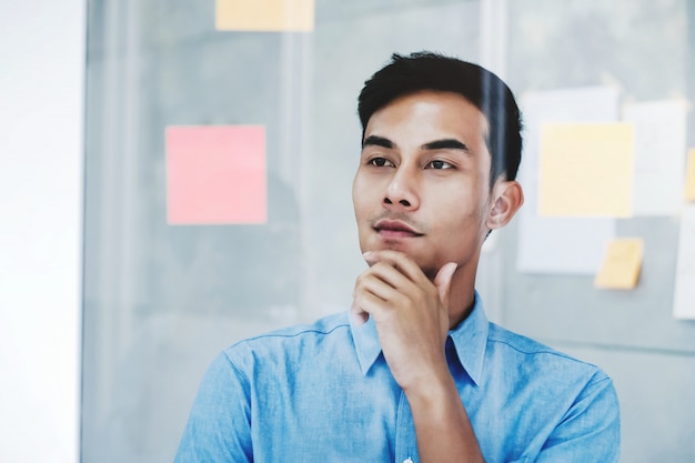 Photo young asian businessman working in office meeting room