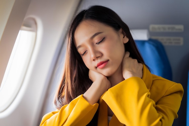 Photo young asian chinese airplane passenger woman experiencing discomfort airplane headache worried