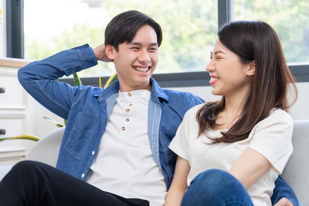 Молодая азиатская пара счастливо болтает