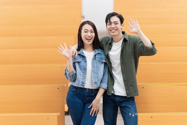 Photo young asian couple in the classroom