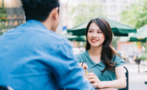 커피 숍에서 데이트하는 젊은 아시아 부부