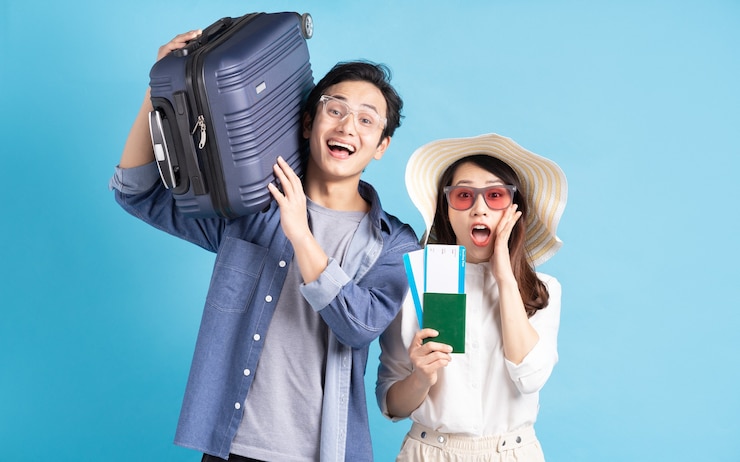 Photo 一緒に幸せに旅行する若いアジアのカップル