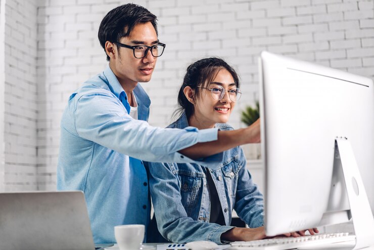 デスクトップコンピューターの作業とビデオ会議のオンラインチャットを使用してリラックスした若いアジアカップル。創造的なビジネスカップルの計画とホームコンセプトからhome.workでブレーンストーミング