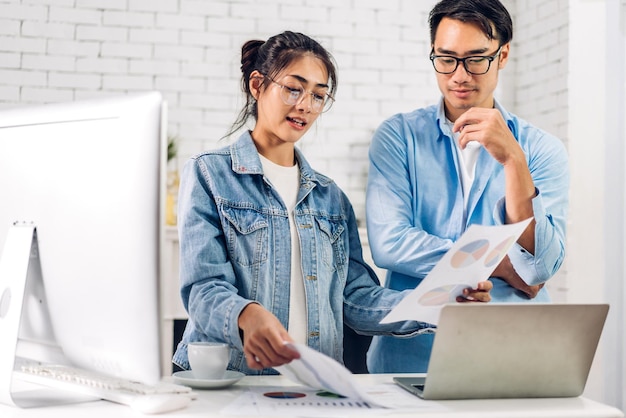 Giovani coppie asiatiche che si rilassano usando il computer portatile, il lavoro e la videoconferenza che si incontrano chat online analisi della strategia di pianificazione delle coppie di affari creative e brainstorming a casa