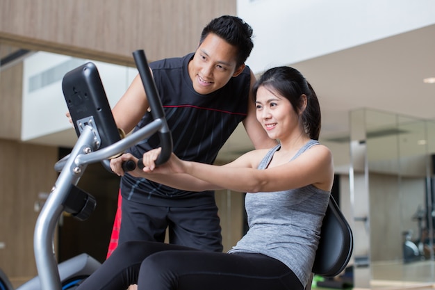 Allenamento di giovani coppie asiatiche in palestra