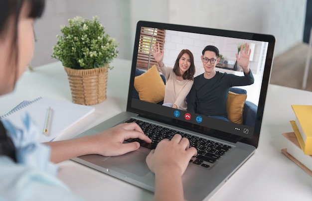 Videoconferenza virtuale della giovane figlia asiatica che parla con padre e madre, videochiamata a causa del distanziamento sociale a casa.