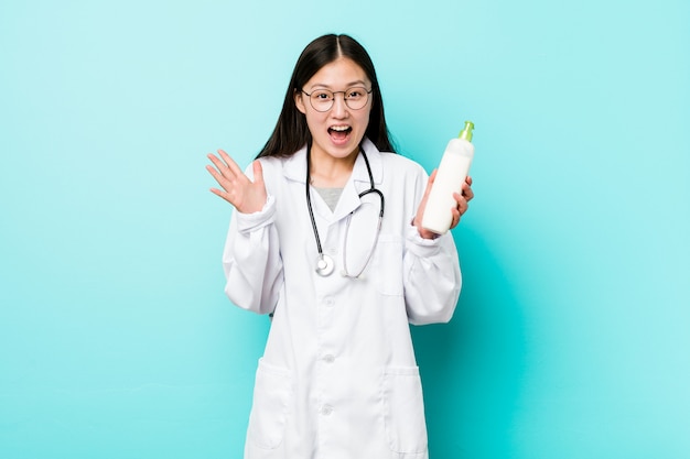 Photo young asian dermatologist girl celebrating a victory or success