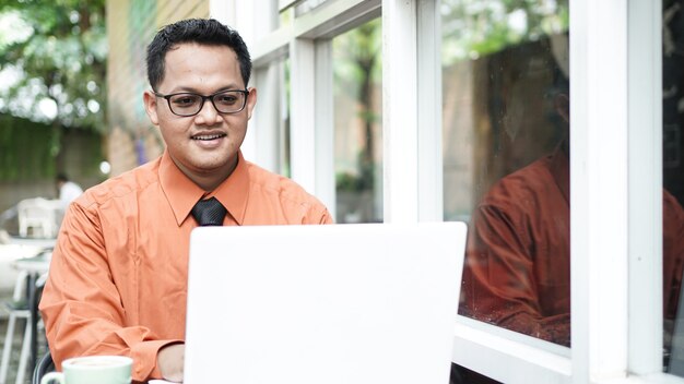 Photo young asian entrepreneurs looking at laptop