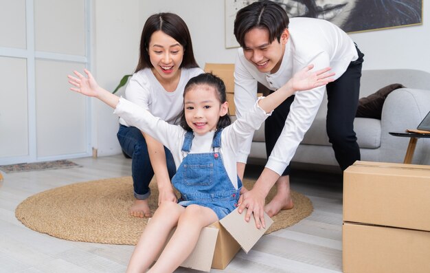 Молодые азиатские семьи вместе переезжают в новый дом