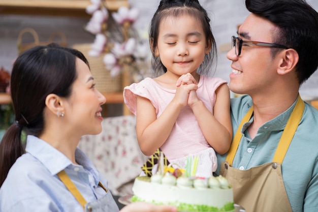 Festa di compleanno di una giovane famiglia asiatica