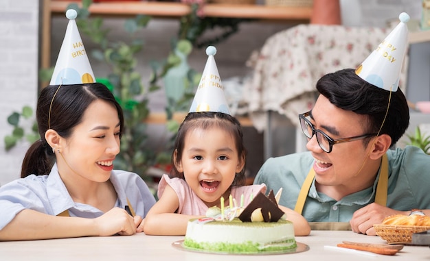 アジアの若い家族の誕生日パーティー