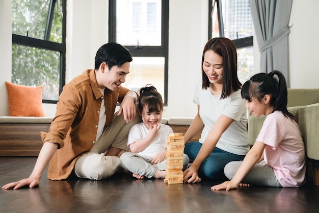 自宅でアジアの若い家族