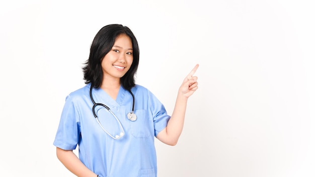 Молодая азиатская женщина-доктор указывает на боковое копирование пространства, изолированное на белом фоне