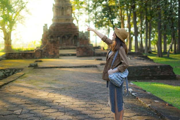 Foto giovane viaggiatore femminile asiatico con la borsa variopinta in sito archeologico