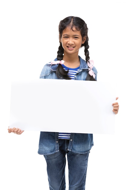 Молодая азиатская рука девушки держа белую доску