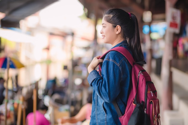 Dumonoe saduak水上マーケット、タイで歩く若いアジアの女の子