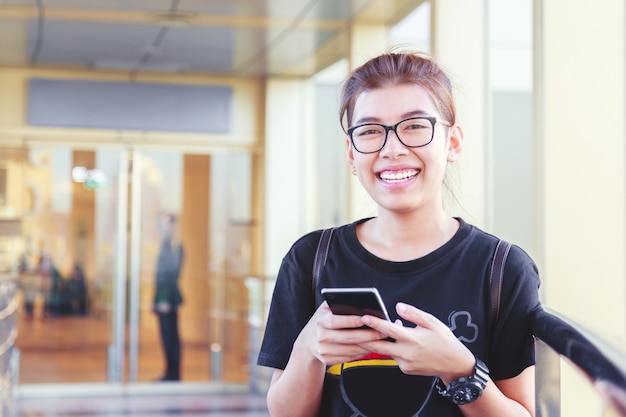 Photo young asian girl wear eyeglasses with a big smiley faces