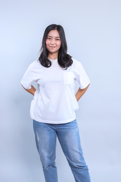 Молодая азиатская девушка в пустой белой футболке для макета