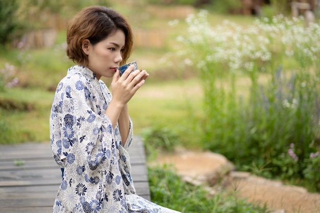 Foto kimono d'uso della giovane ragazza asiatica