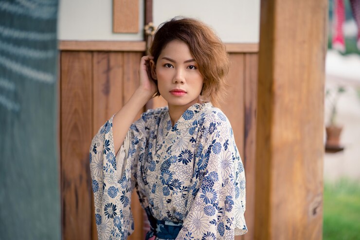 着物を着ている若いアジアの女の子