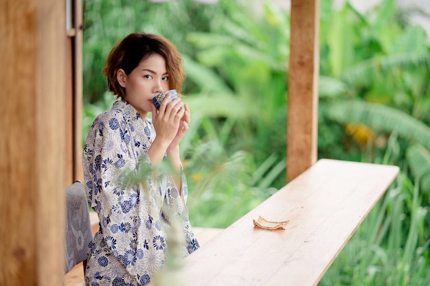 Foto kimono d'uso della giovane ragazza asiatica