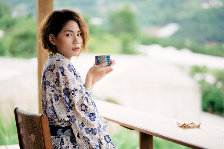 着物を着ている若いアジアの女の子