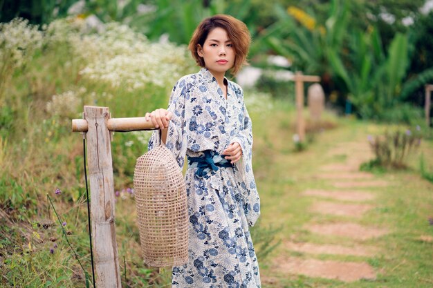 Foto kimono d'uso della giovane ragazza asiatica