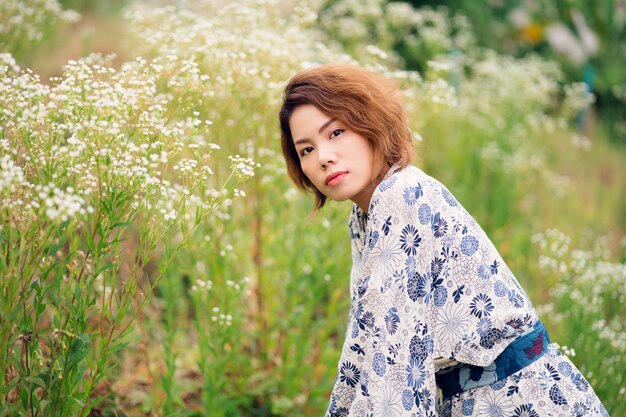 Foto kimono d'uso della giovane ragazza asiatica