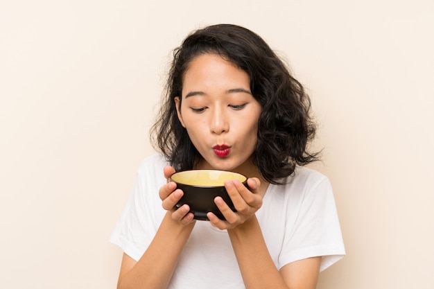 Giovane ragazza asiatica con il matcha del tè