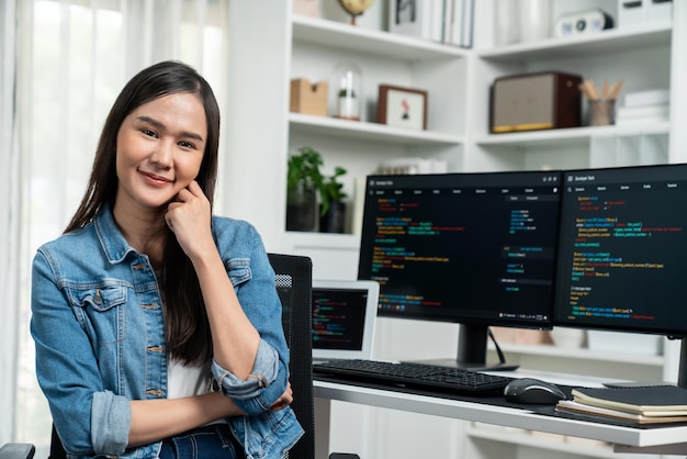 年輕的亞洲IT開發者在看相機來呈現PCStratagem