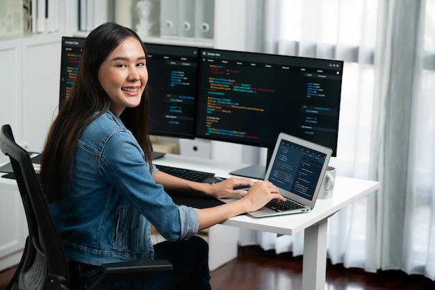 年輕的亞洲IT開發者在看相機來呈現PCStratagem