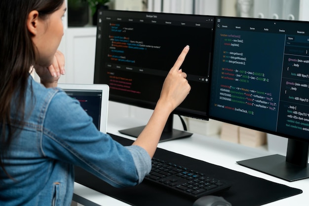 アジアの若いIT開発者がPC Stratagemでオンライン情報を指摘している
