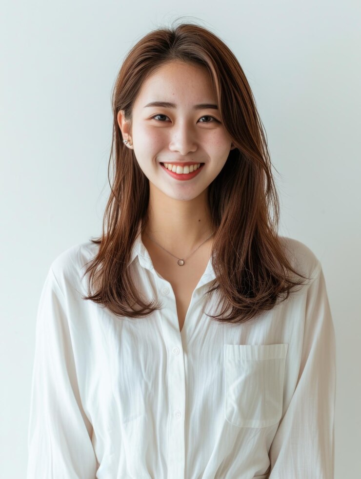 Photo 年輕的亞洲女士,隨時穿著透明的背景