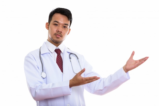 Молодой азиатский мужчина доктор показывает что-то