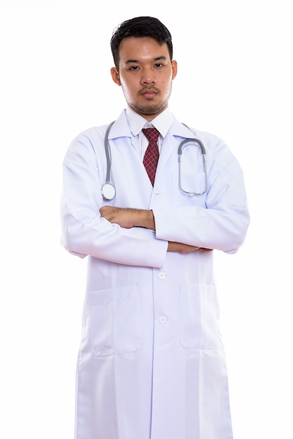 腕を組んで立っている若いアジア人男性医師