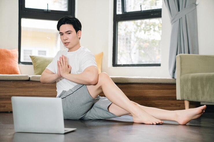 若いアジア人男性が自宅で運動