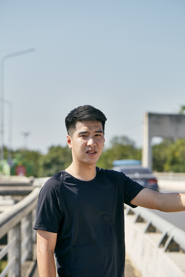 Photo 街で運動している若いアジア人男性