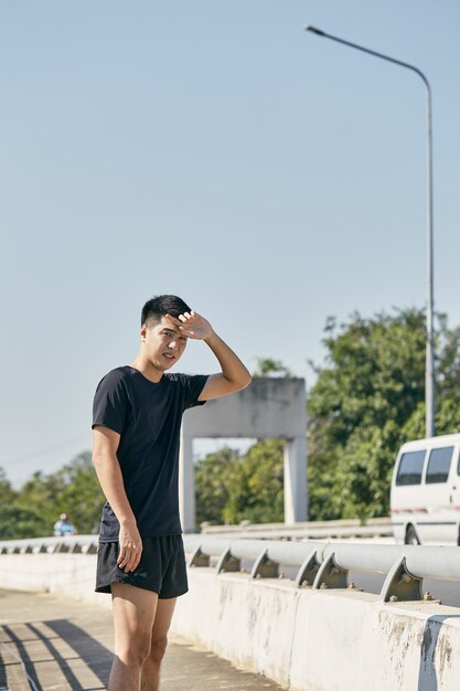Photo young asian man exercising in the city
