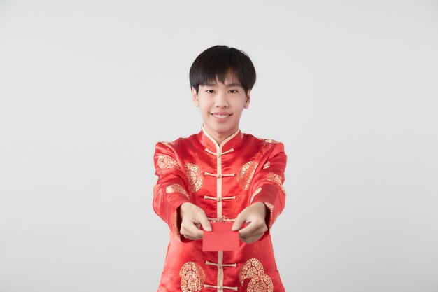 Молодой азиатский мужчина в платье с воротником-стойкой