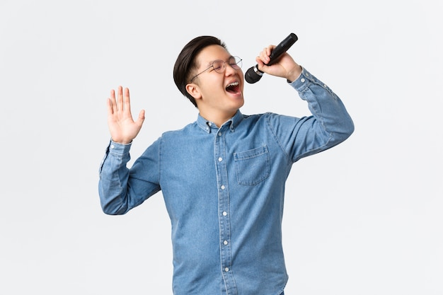 Giovane uomo asiatico in posa in studio