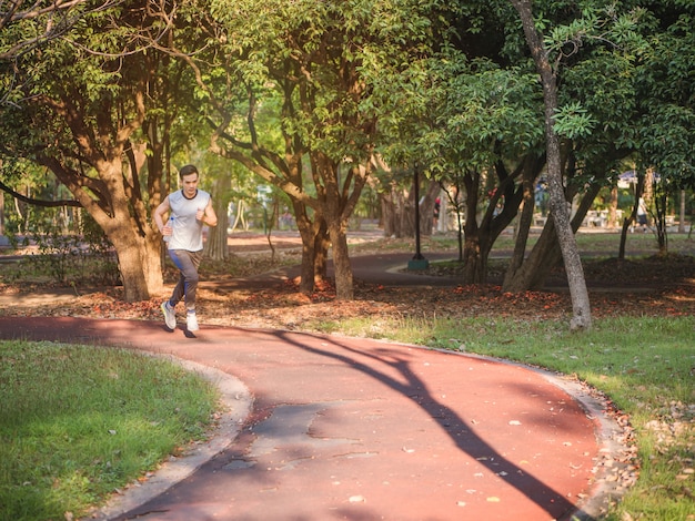 写真 公園で、健康的なライフスタイルの概念を実行している若いアジア人。