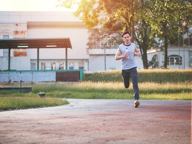 写真 公園で、健康的なライフスタイルの概念を実行している若いアジア人。