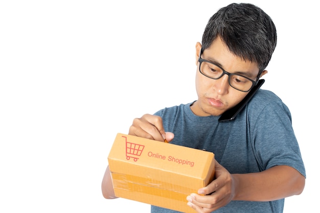 Молодой азиатский человек с помощью смартфона принимая проверку онлайн-заказа покупок.