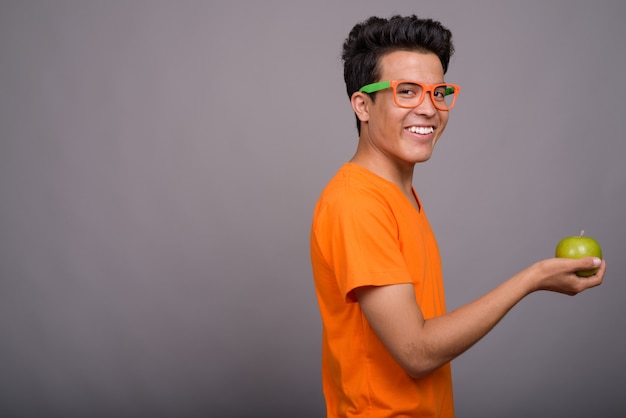 молодой азиатский мужчина в оранжевой рубашке